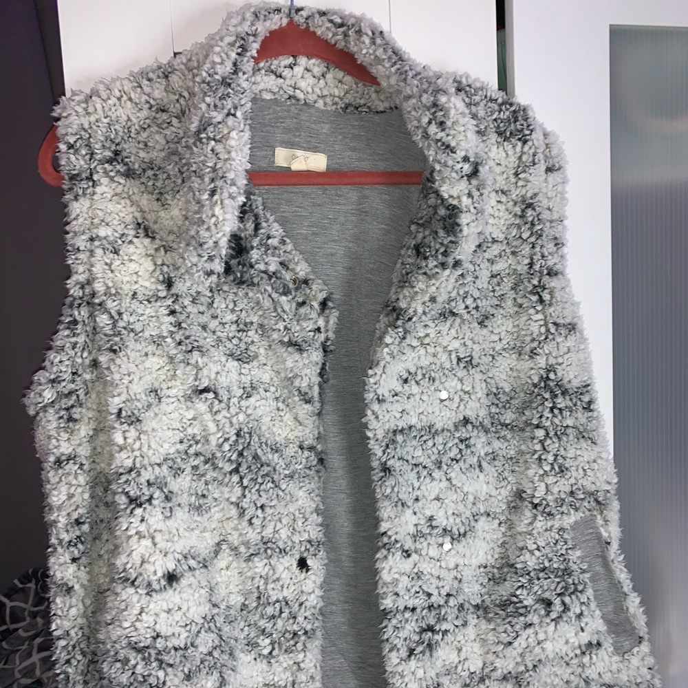 Fluffy vest with buttons